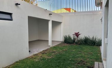 Casa en Venta recién remodelada, de 4 recámaras, a lado de los Arcos de Qro.