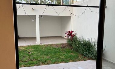 Casa en Venta recién remodelada, de 4 recámaras, a lado de los Arcos de Qro.
