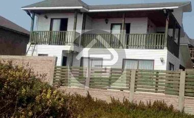 CASA EN PRIMERA LÍNEA  CON VISTA PRIVELIGIADA AL MAR EN MATANZAS