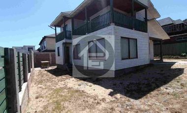 CASA EN PRIMERA LÍNEA  CON VISTA PRIVELIGIADA AL MAR EN MATANZAS