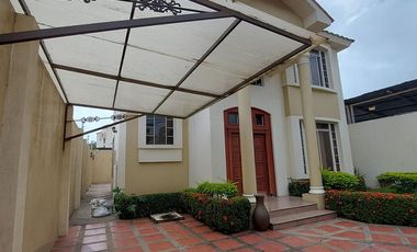 En Machala LInda Casa de Venta Independiente con 3 Dormitorios c/u con baño, ubicación estratégica muy cerca al Centro