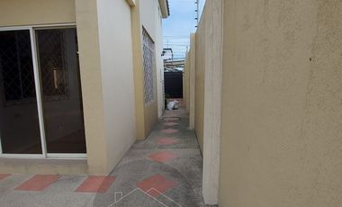 En Machala LInda Casa de Venta Independiente con 3 Dormitorios c/u con baño, ubicación estratégica muy cerca al Centro