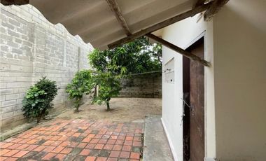 VENDO CASA AMPLIA EN BARRIO LA CAMPIÑA, CON AREA DE 525 mts, PARQUEADERO CUBIERTO