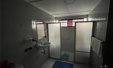 VENDO CASA AMPLIA EN BARRIO LA CAMPIÑA, CON AREA DE 525 mts, PARQUEADERO CUBIERTO