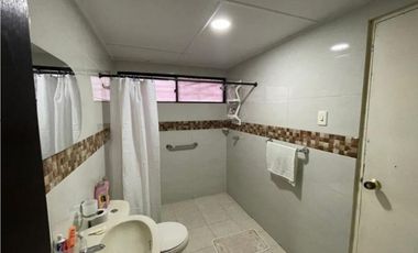 VENDO CASA AMPLIA EN BARRIO LA CAMPIÑA, CON AREA DE 525 mts, PARQUEADERO CUBIERTO