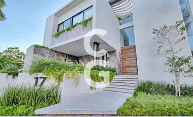 Casa en Venta en Cancun en Laguna II Puerto Cancún con Muelle y Alberca