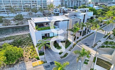 Casa en Venta en Cancun en Laguna II Puerto Cancún con Muelle y Alberca