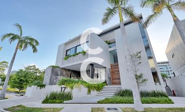 Casa en Venta en Cancun en Laguna II Puerto Cancún con Muelle y Alberca