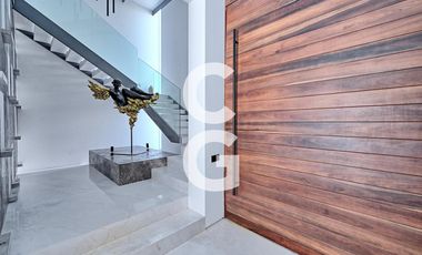 Casa en Venta en Cancun en Laguna II Puerto Cancún con Muelle y Alberca