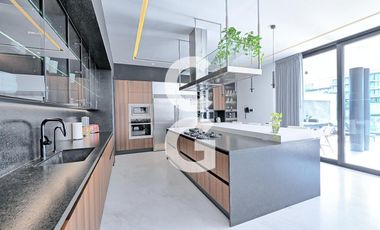 Casa en Venta en Cancun en Laguna II Puerto Cancún con Muelle y Alberca