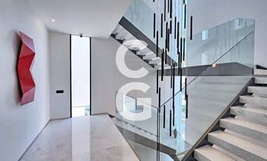 Casa en Venta en Cancun en Laguna II Puerto Cancún con Muelle y Alberca