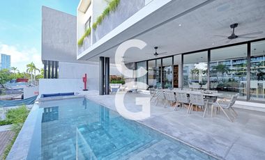 Casa en Venta en Cancun en Laguna II Puerto Cancún con Muelle y Alberca