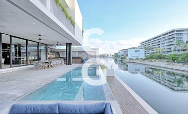 Casa en Venta en Cancun en Laguna II Puerto Cancún con Muelle y Alberca