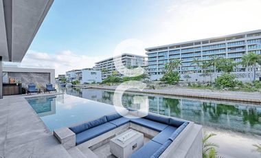 Casa en Venta en Cancun en Laguna II Puerto Cancún con Muelle y Alberca