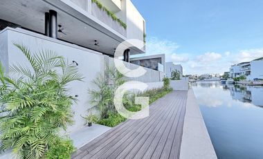 Casa en Venta en Cancun en Laguna II Puerto Cancún con Muelle y Alberca