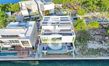 Casa en Venta en Cancun en Laguna II Puerto Cancún con Muelle y Alberca