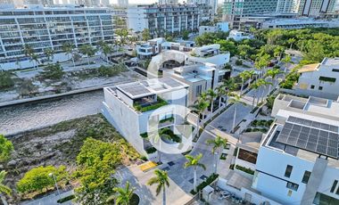 Casa en Venta en Cancun en Laguna II Puerto Cancún con Muelle y Alberca
