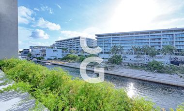 Casa en Venta en Cancun en Laguna II Puerto Cancún con Muelle y Alberca