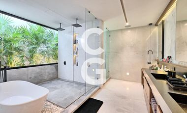 Casa en Venta en Cancun en Laguna II Puerto Cancún con Muelle y Alberca