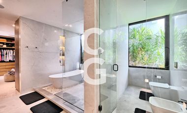 Casa en Venta en Cancun en Laguna II Puerto Cancún con Muelle y Alberca