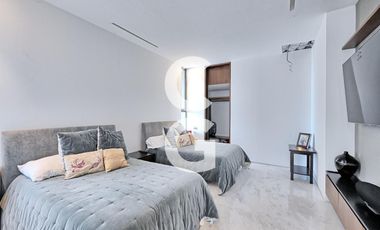Casa en Venta en Cancun en Laguna II Puerto Cancún con Muelle y Alberca