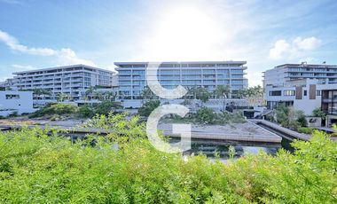 Casa en Venta en Cancun en Laguna II Puerto Cancún con Muelle y Alberca