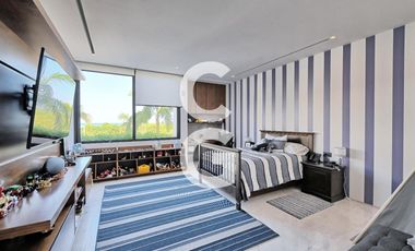 Casa en Venta en Cancun en Laguna II Puerto Cancún con Muelle y Alberca