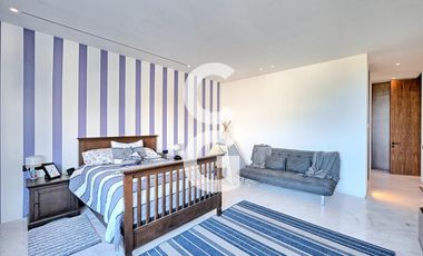 Casa en Venta en Cancun en Laguna II Puerto Cancún con Muelle y Alberca