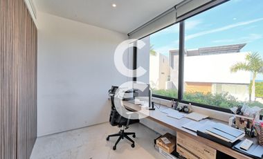 Casa en Venta en Cancun en Laguna II Puerto Cancún con Muelle y Alberca