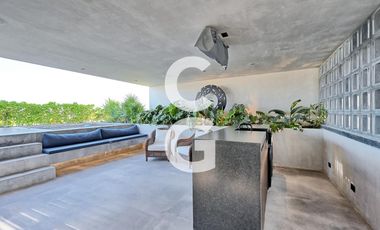 Casa en Venta en Cancun en Laguna II Puerto Cancún con Muelle y Alberca