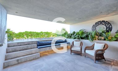 Casa en Venta en Cancun en Laguna II Puerto Cancún con Muelle y Alberca