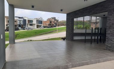 CASA EN RENTA EN SENDEROS DE MONTE VERDE COTO CON ALBERCA Y ROOF GARDEN