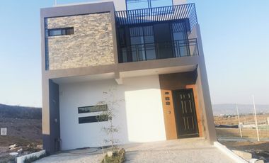 CASA EN RENTA EN SENDEROS DE MONTE VERDE COTO CON ALBERCA Y ROOF GARDEN