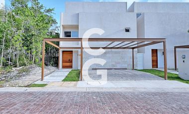 Casa en Venta en Cancún en Residencial Vía Cumbres con 4 Recámaras