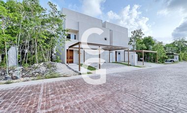Casa en Venta en Cancún en Residencial Vía Cumbres con 4 Recámaras