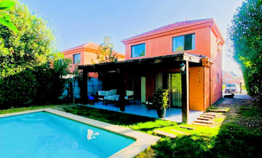 ARRIENDO CASA PROVENZAL CHICUREO NORTE COLEGIO HIGHLAND, CABO DE HORNOS, PUMAHUE