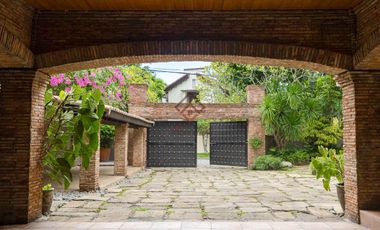 FOR SALE/RENT Corner 4BR House with Pool in Ayala Alabang Village, Muntinlupa - RH154