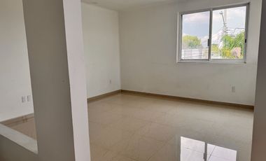 Inmueble versátil: bodega, oficina o local en planta baja y casa en planta alta