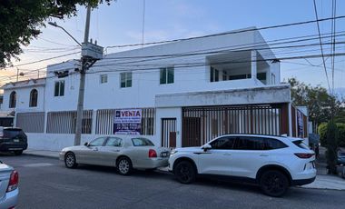 Inmueble versátil: bodega, oficina o local en planta baja y casa en planta alta