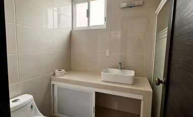 Inmueble versátil: bodega, oficina o local en planta baja y casa en planta alta