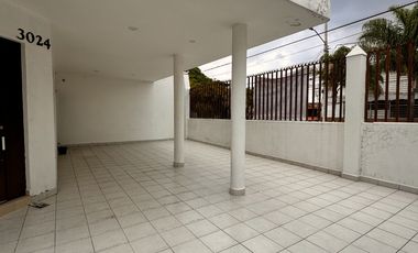 Inmueble versátil: bodega, oficina o local en planta baja y casa en planta alta