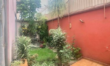 CASA EN UNA EXCELENTE UBICACIÓN EN CALLE CERRADA CON VIGILANCIA 24HRS.