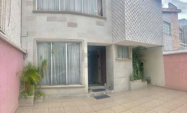 CASA EN UNA EXCELENTE UBICACIÓN EN CALLE CERRADA CON VIGILANCIA 24HRS.