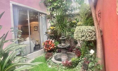 CASA EN UNA EXCELENTE UBICACIÓN EN CALLE CERRADA CON VIGILANCIA 24HRS.