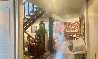 CASA EN UNA EXCELENTE UBICACIÓN EN CALLE CERRADA CON VIGILANCIA 24HRS.