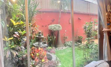 CASA EN UNA EXCELENTE UBICACIÓN EN CALLE CERRADA CON VIGILANCIA 24HRS.