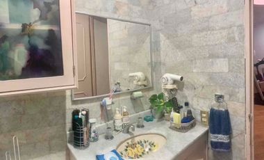 CASA EN UNA EXCELENTE UBICACIÓN EN CALLE CERRADA CON VIGILANCIA 24HRS.