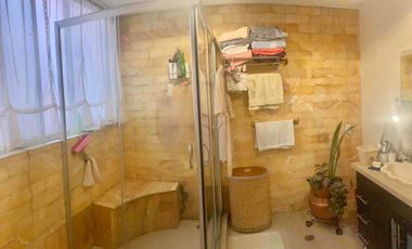 CASA EN UNA EXCELENTE UBICACIÓN EN CALLE CERRADA CON VIGILANCIA 24HRS.