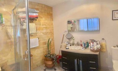 CASA EN UNA EXCELENTE UBICACIÓN EN CALLE CERRADA CON VIGILANCIA 24HRS.