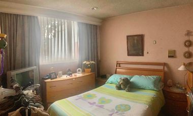 CASA EN UNA EXCELENTE UBICACIÓN EN CALLE CERRADA CON VIGILANCIA 24HRS.